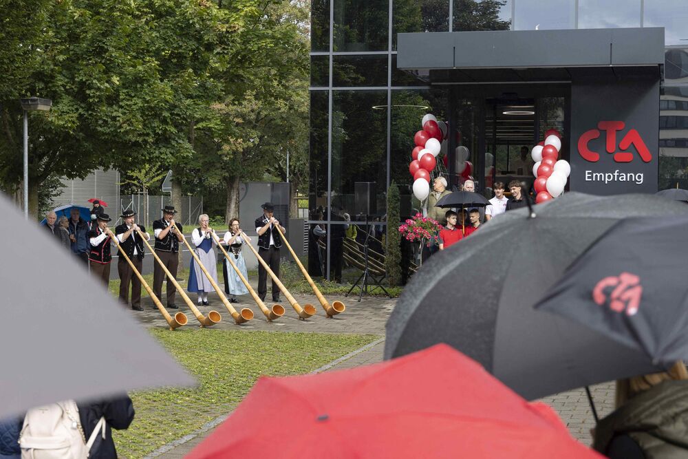 Eröffnung mit Alphorn-Gruppe.